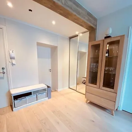 Cozy In Center *